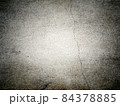 ヒビの入った暗いコンクリートのテクスチャー素材 84378885