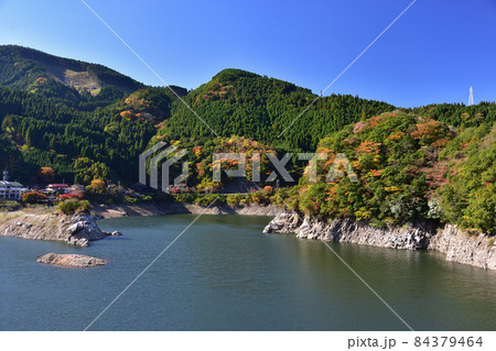 ハート岩の紅葉 84379464