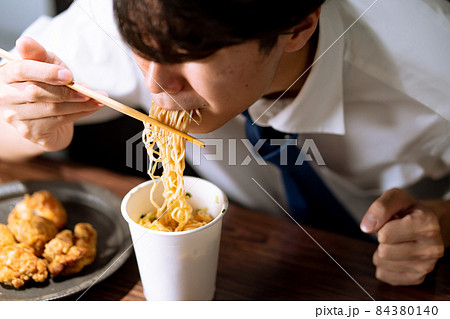 ビジネスマン　夜食　カップラーメン 84380140
