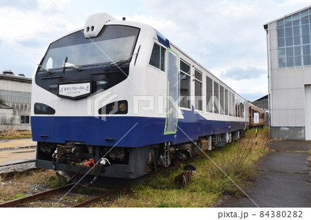 車両基地に停車するキハ40系のあきたクルーズ号 84380282
