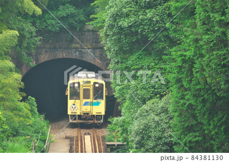 石坂トンネルと列車 石坂トンネルと列車 84381130