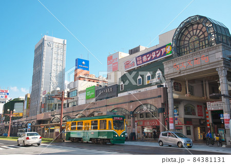 天文館を走る路面電車 84381131