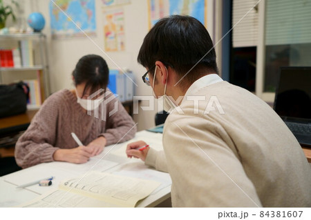 塾　個別指導　講師　女子生徒　授業風景01 84381607