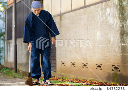 シニア男性　落葉　掃除 84382238