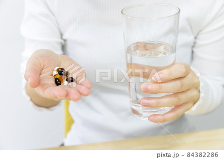 サプリメントを飲む女性 84382286