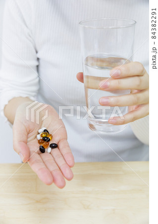 サプリメントを飲む女性 サプリメントを飲む女性 84382291