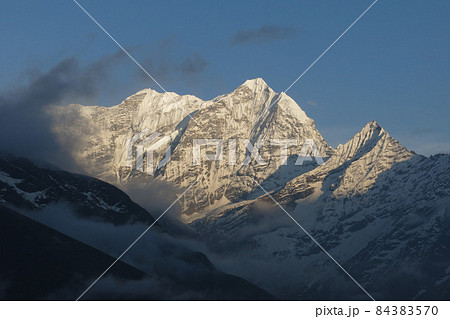 Mount Khusum Kangaru at sunset. 84383570