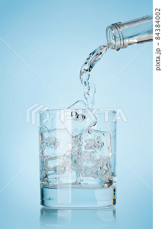 Water glass with ice Water glass with ice 84384002