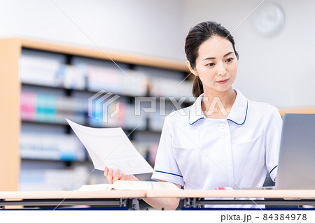 図書館で勉強する看護学生　撮影協力：中央工学校附属日本語学校 84384978