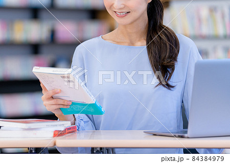 本を貸し出す図書館司書　撮影協力：中央工学校附属日本語学校 84384979