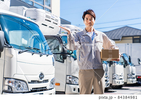 トラックの前でおすすめする作業員 84384981