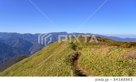 快晴の空と山並み・平標山の登山道 84388863