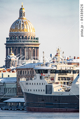The panoramic view of the winter city Saint-Petersburg, big ship moored near Blagoveshchensky bridge, Isaac cathedral on background The panoramic view of the winter city Saint-Petersburg, big ship moored near Blagoveshchensky bridge, Isaac cathedral on background 84389626