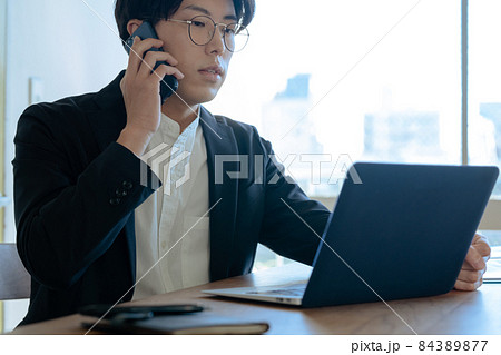 セキュリティ対策に悩む男性 セキュリティ対策に悩む男性 84389877