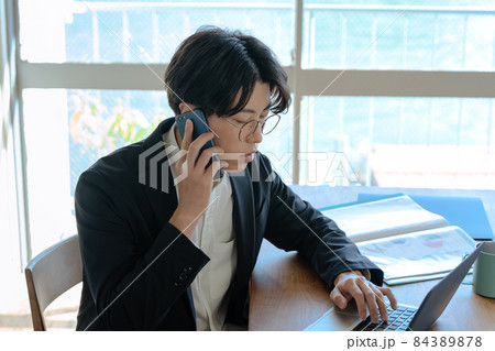 セキュリティ対策に悩む男性 セキュリティ対策に悩む男性 84389878