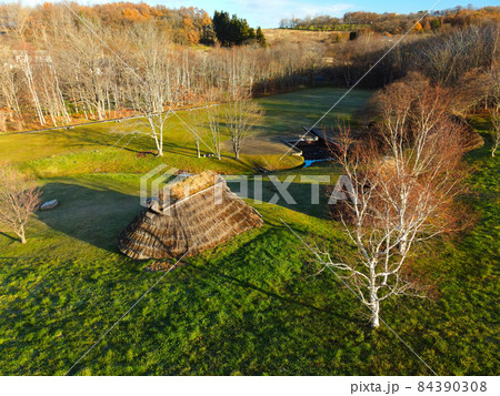 晩秋の北海道伊達市で世界遺産北黄金貝塚の風景を空撮 84390308