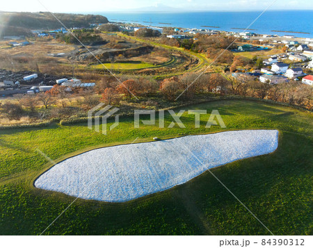 晩秋の北海道伊達市で世界遺産北黄金貝塚の風景を空撮 晩秋の北海道伊達市で世界遺産北黄金貝塚の風景を空撮 84390312