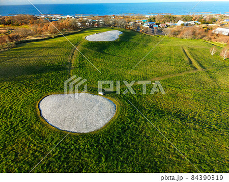 晩秋の北海道伊達市で世界遺産北黄金貝塚の風景を空撮 84390319