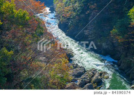 はねたき橋からの眺め　高津戸峡　高津戸渓谷　紅葉はじめ　秋の風景 84390374