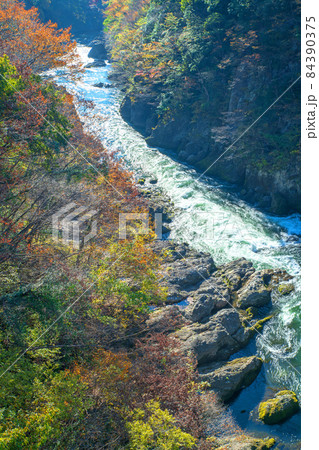 はねたき橋からの眺め　高津戸峡　高津戸渓谷　紅葉はじめ　秋の風景 84390375