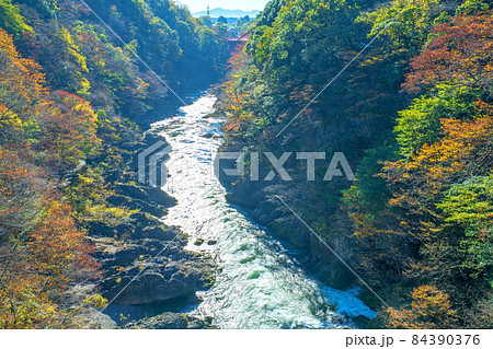 はねたき橋からの眺め　高津戸峡　高津戸渓谷　紅葉はじめ　秋の風景 84390376