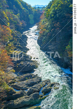 はねたき橋からの眺め　高津戸峡　高津戸渓谷　紅葉はじめ　秋の風景 84390377