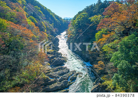 はねたき橋からの眺め　高津戸峡　高津戸渓谷　紅葉はじめ　秋の風景 84390378