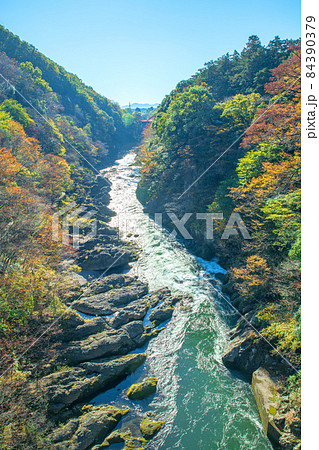 はねたき橋からの眺め　高津戸峡　高津戸渓谷　紅葉はじめ　秋の風景 84390379