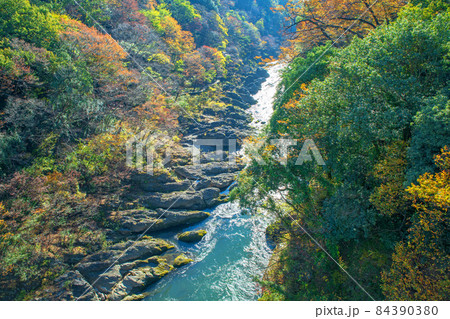 はねたき橋からの眺め　高津戸峡　高津戸渓谷　紅葉はじめ　秋の風景 84390380