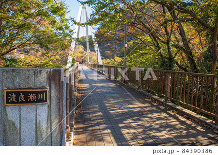 はねたき橋　高津戸峡　高津戸渓谷　紅葉はじめ　秋の風景 84390386