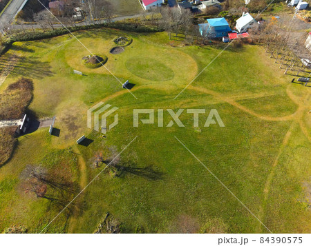 晩秋の北海道洞爺湖町で世界遺産入江貝塚の風景を空撮 84390575