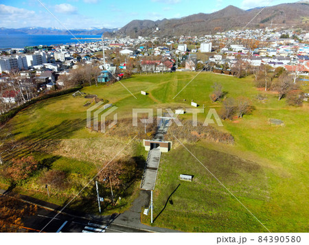 晩秋の北海道洞爺湖町で世界遺産入江貝塚の風景を空撮 晩秋の北海道洞爺湖町で世界遺産入江貝塚の風景を空撮 84390580