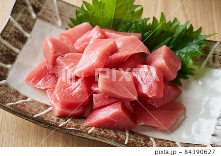 ぶつ切りの本鮪の刺身 ぶつ切りの本鮪の刺身 84390627