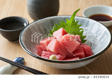 ぶつ切りの本鮪の刺身 ぶつ切りの本鮪の刺身 84390634