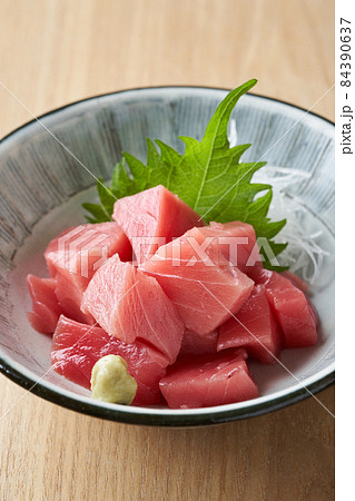 ぶつ切りの本鮪の刺身 84390637