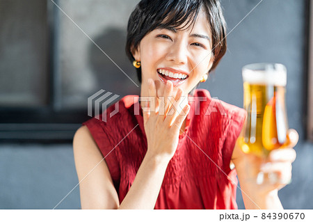 麦酒で乾杯をする若い女性 84390670
