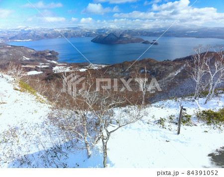 初冬の北海道洞爺湖町で洞爺湖の雪景色を空撮 84391052