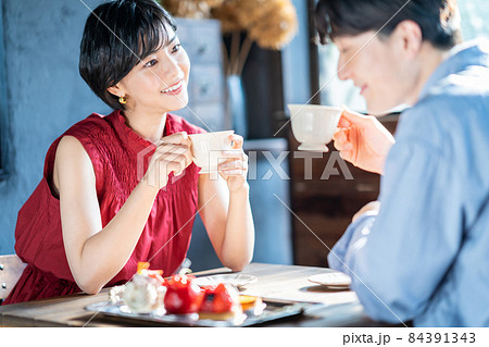 カフェでデートをするカップル カフェでデートをするカップル 84391343