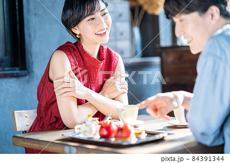 カフェでデートをするカップル 84391344
