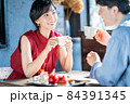 カフェでデートをするカップル 84391345