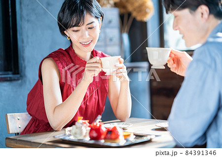 カフェでデートをするカップル カフェでデートをするカップル 84391346