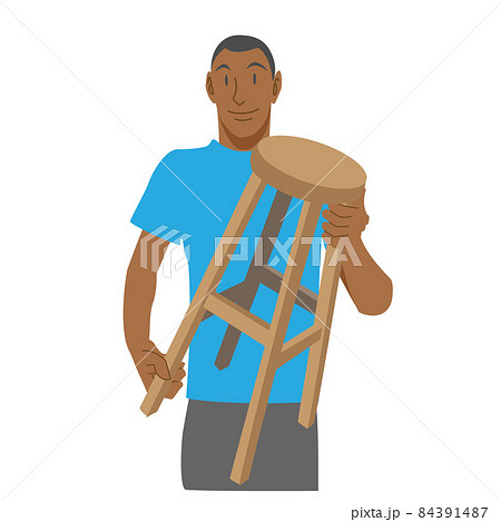 手作りの椅子を持ち微笑む黒人男性 84391487