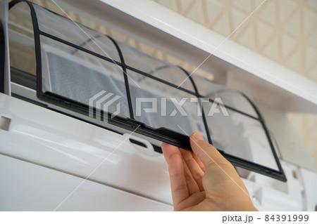 エアコンフィルターを取り外す様子 84391999