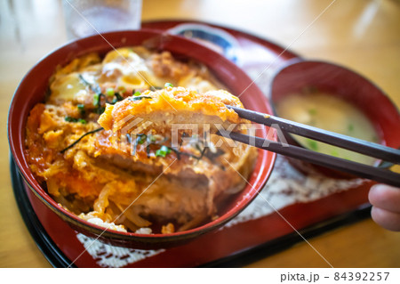 カツ丼 日本の丼物 カツ丼 日本の丼物 84392257