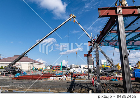 市街地での建設工事現場の自走式クレーン車による吊上げ作業 84392458