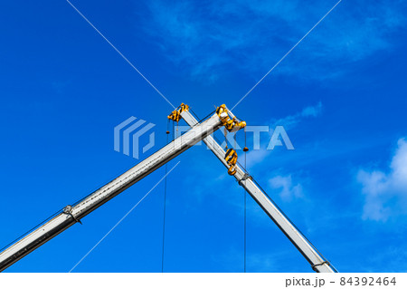 建設工事現場クレーン作業 建設工事現場クレーン作業 84392464
