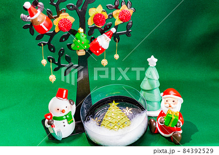 ソープカービングで作ったクリスマスツリーとサンタと雪だるまのテーブルフォト ソープカービングで作ったクリスマスツリーとサンタと雪だるまのテーブルフォト 84392529