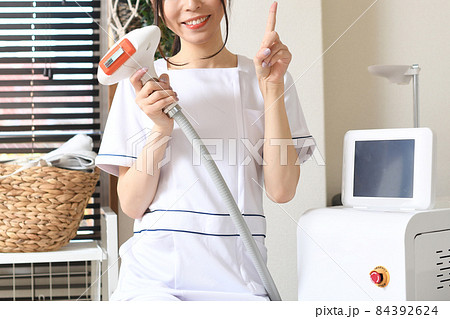 脱毛サロンの施術スタッフの若い女性 84392624