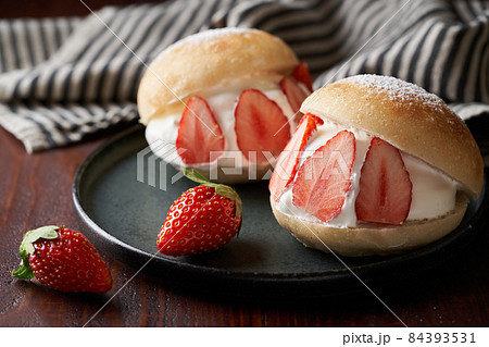 苺のマリトッツォ 84393531