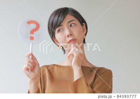 はてなのプレートを持ち何でだろう_という表情の女性1 84393777